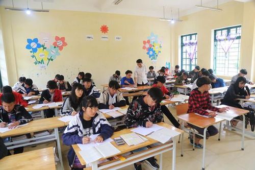 Bài 1: Nhiều học sinh chưa ra lớp