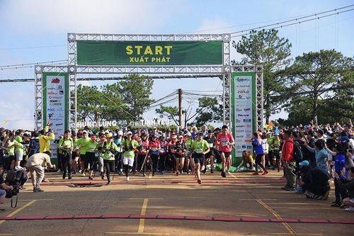 Trao giải cho các VĐV về đầu trong các cự ly chạy Giải Siêu Marathon quốc tế Dalat Ultra Trail - 2020