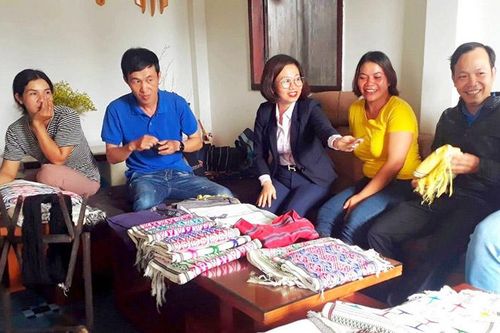 Ban Thanh niên Nông thôn thăm Mô hình dệt thổ cẩm tại buôn Sô Ven