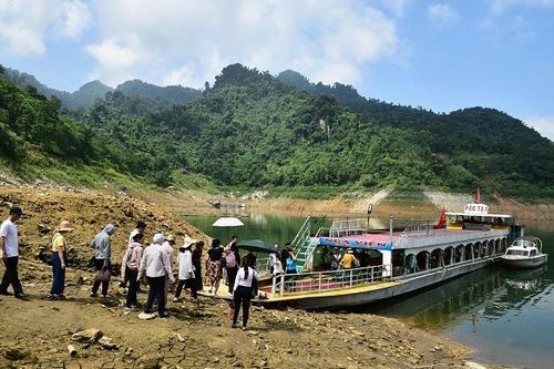 Đoàn công tác Ủy ban Văn hóa, giáo dục, thanh niên, thiếu niên và nhi đồng của Quốc hội khảo sát tuyến du lịch Na Hang - Lâm Bình
