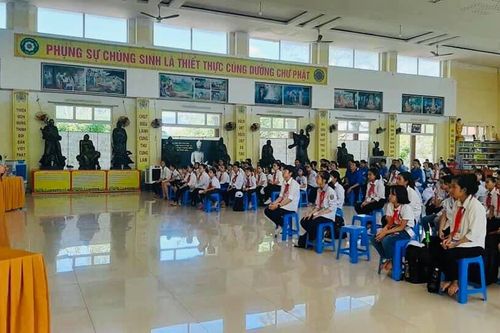 Nghệ An : Đội viên tiêu biểu về chùa nghe chia sẻ 'Đạo Hiếu'