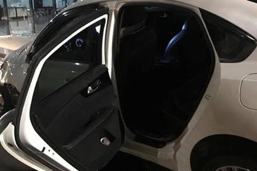 Ô tô mất lái đâm thẳng vào trung tâm hành chính Đà Nẵng