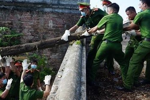 CBCS Công an, quân đội chung sức dọn vệ sinh ở Kinh thành Huế