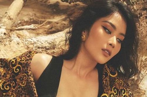 Nam Anh khoe đường cong nóng bỏng