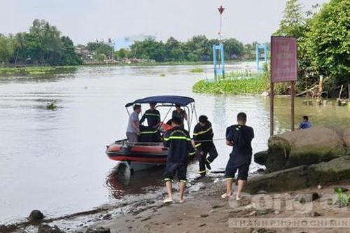 Vay tiền công ty tài chính, một người bị hù dọa đòi nợ, nhảy cầu tự tử
