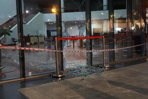 Va chạm xe máy, ô tô đâm thẳng vào khuôn viên tòa nhà hành chính Đà Nẵng