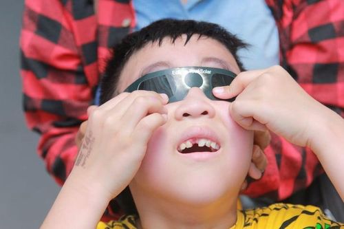 Giới trẻ Hà Nội thích thú đội nắng đi xem nhật thực