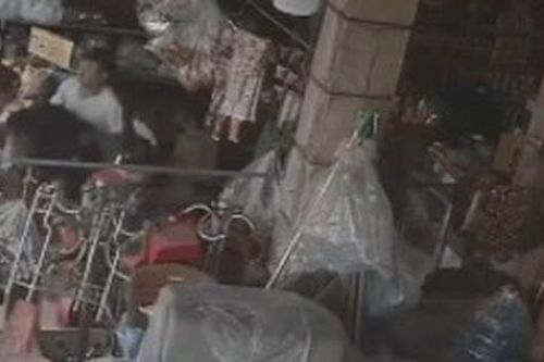 Nam thanh niên bê trộm cả thùng tiền trong cửa hàng tạp hóa rồi chạy trốn, cái kết sau đó mới gây bất ngờ