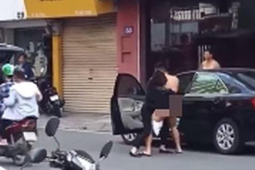 Người đàn ông khỏa thân giằng co với một phụ nữ trên phố khiến nhiều người xôn xao