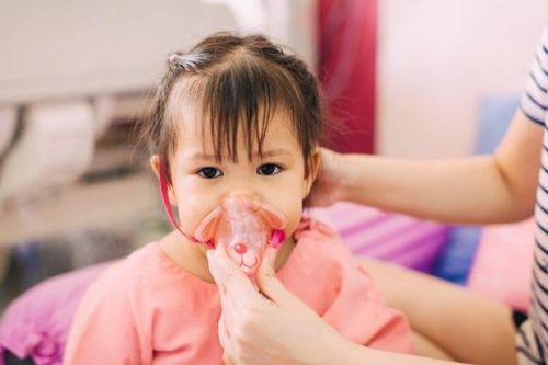 Cách chăm sóc trẻ mắc viêm phổi trong mùa hè