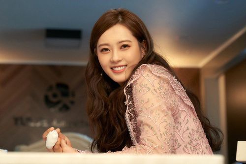 Những 'bình hoa di động' bất tài bước ra từ loạt phim kinh điển
