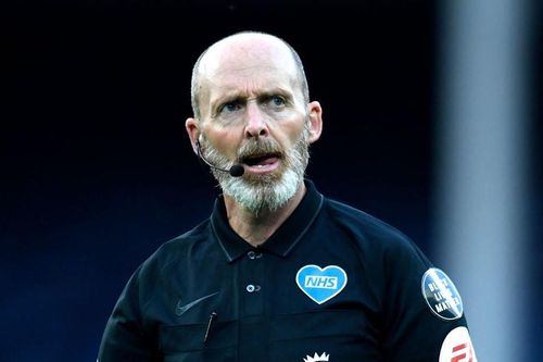 Trọng tài Premier League gây chú ý với bộ râu khác lạ