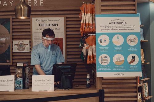 Tiệm sách ở London đông khách bất ngờ ngày mở bán trở lại