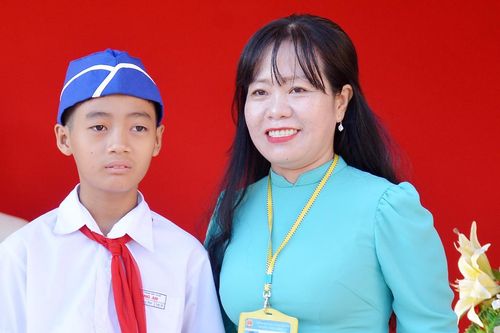 Tuyên dương cậu bé Đồng Nai nhặt rác trên 15 miệng cống