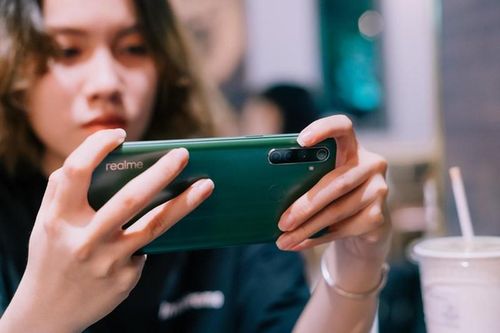 Realme 6i ghi điểm với hội 'ghiền' phim dùng 2 ngày không cần sạc