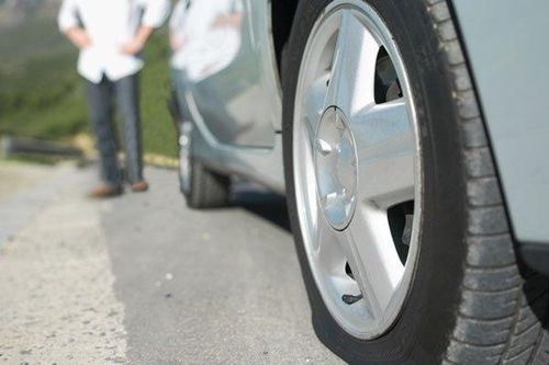 'Nằm lòng' một số kỹ năng phòng tránh nổ lốp xe hơi