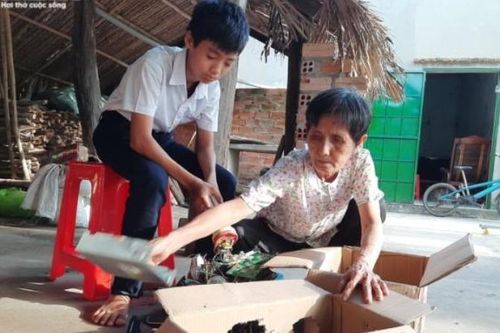 Hoàn cảnh đặc biệt cậu học trò tay không móc rác nơi miệng cống