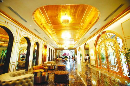 Hà Nội Golden Lake, khách sạn dát vàng có một không hai