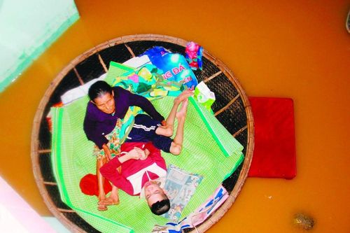 Dở khóc dở cười giữa lũ