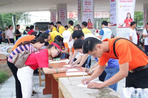 Đông đảo công nhân viên trao giọt máu hồng tại ngày hội 'giọt máu nghĩa tình'