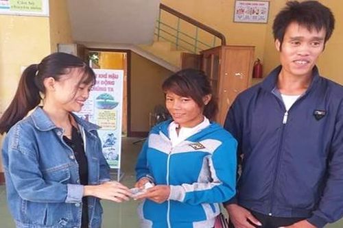 Cô gái trao trả 22 triệu đồng đánh rơi cho vợ chồng nghèo