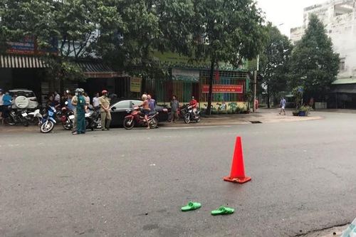 Con trai dùng dao tấn công hai người để bảo vệ cha