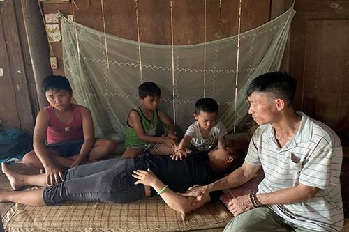 Ba đứa trẻ khốn khổ vây quanh người mẹ mắc bệnh hiểm nghèo