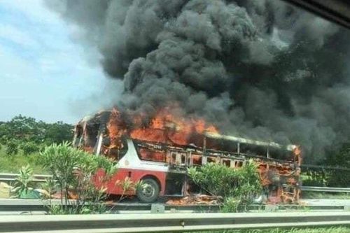 Xe khách bốc cháy liên tiếp, hành khách đi xe lo lắng