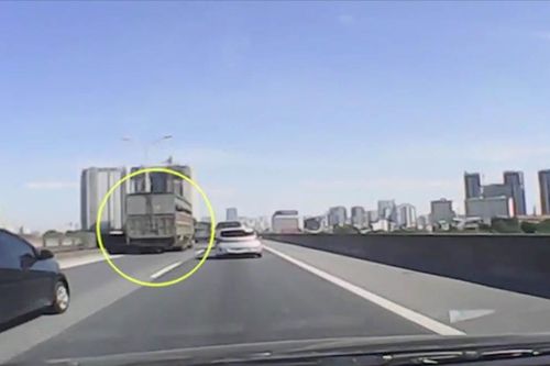 Ô tô con bị xe tải đâm xoay tròn trên đường vành đai 3, Hà Nội