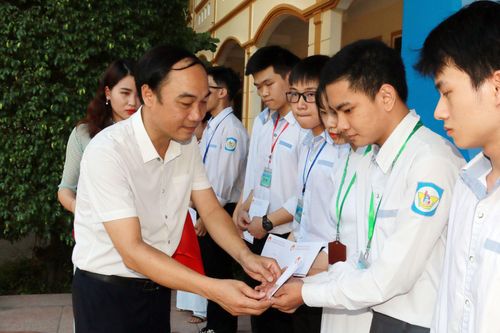 Trao thưởng các học sinh Nghệ An đạt giải cao trong năm học 2019 - 2020