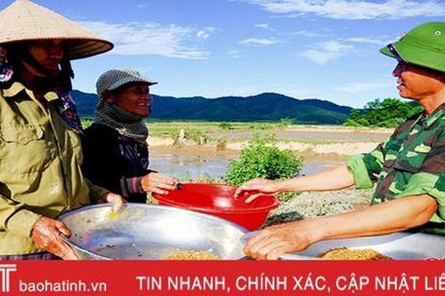 Chiến sỹ Biên phòng Hà Tĩnh giúp bà con dân tộc Chứt gieo cấy lúa hè thu