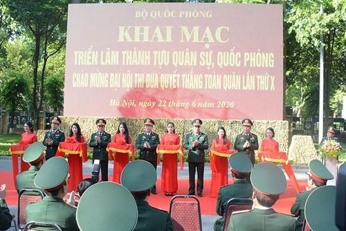 Khai mạc Triển lãm thành tựu quân sự, quốc phòng