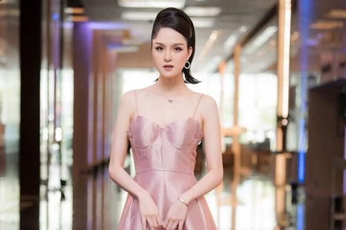 Á hậu Hoàng Anh đeo phụ kiện 500 triệu đồng