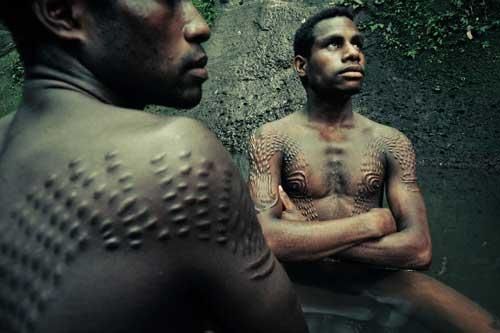 Tập tục cắt da bí ẩn ở Papua New Guinea