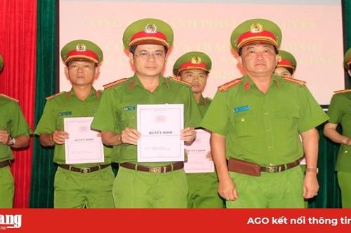 74 sĩ quan, hạ sĩ quan Công an TP.Long Xuyên được thăng cấp bậc hàm, nâng bậc lương năm 2020