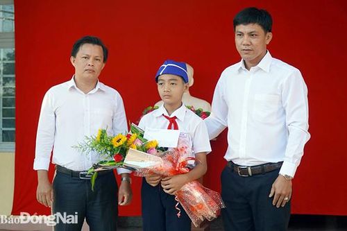 Khen thưởng học sinh nhặt rác khơi thông dòng chảy hố ga
