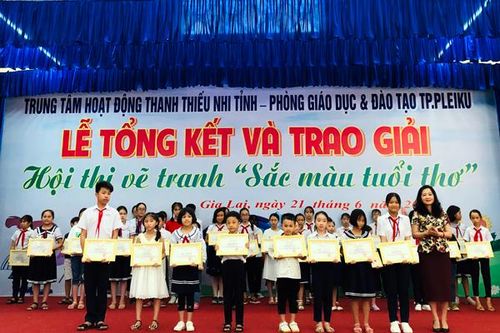 Trao giải cuộc thi vẽ tranh 'Sắc màu tuổi thơ'