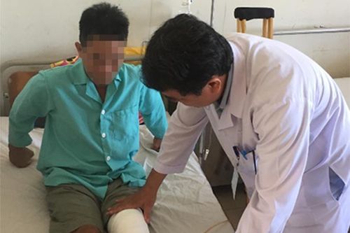 Một bệnh nhân bị nhiễm trùng hoại tử khớp gối nặng do đắp lá thuốc