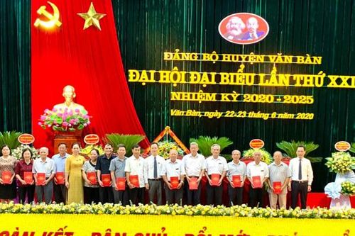 Ra mắt cuốn lịch sử Đảng bộ huyện Văn Bàn