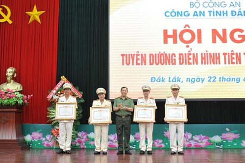 Công an tỉnh Đắk Lắk tuyên dương gương điển hình tiên tiến