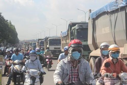 Xe ben lại dừng thành hàng trên QL51, giao thông rối loạn