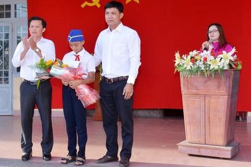 Khen thưởng nam sinh dọn rác ở miệng cống lúc trời mưa