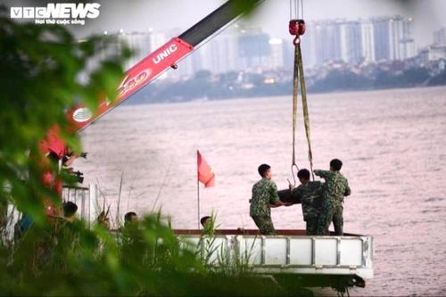 Cận cảnh trục vớt thành công quả bom dài 1,6m dưới sông Hồng