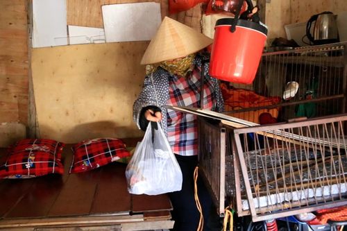 Dân xóm trọ nghèo dưới chân cầu Long Biên chống chọi với nắng nóng thế nào?