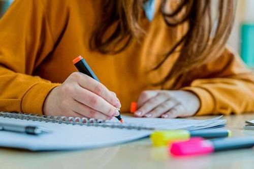 Ký sự ôn thi của 2K2-ers: Đừng share 'thần' xoài nữa, chúng tớ chỉ cần 'thần' điều hòa!