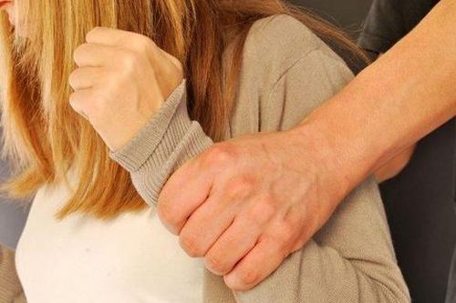 Đình chỉ công tác thầy giáo ôm hôn nữ sinh lớp 7