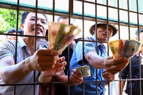CĐV chen lấn, tranh giành mua vé ngày Công Phượng trở về xứ Nghệ
