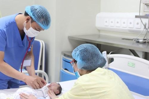 Ca mổ khẩn cấp trong đêm cứu trái tim bé trai 15 giờ tuổi