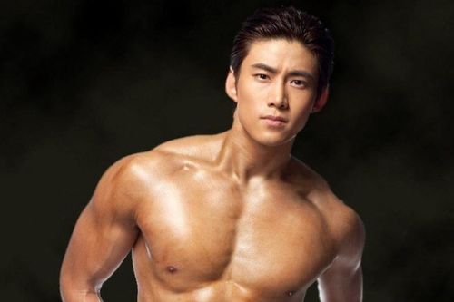 Mỹ nam cơ bắp Taec Yeon (2PM) hẹn hò bạn gái ngoài ngành giải trí