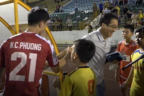 Công Phượng kéo tay trợ lý Lee Young-jin